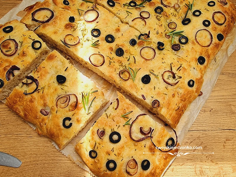 Foccacia z oliwkami i rozmarynem