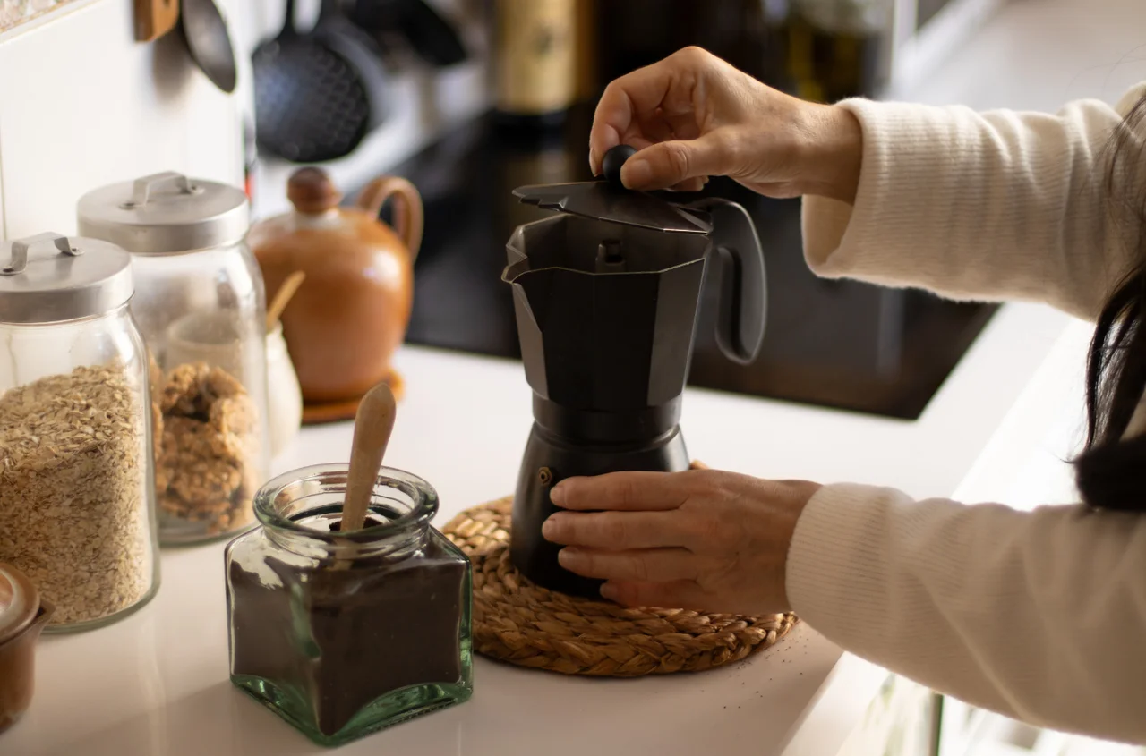 Wygląda jak kawa, ale nią nie jest? Podróbki zalewają sklepy!