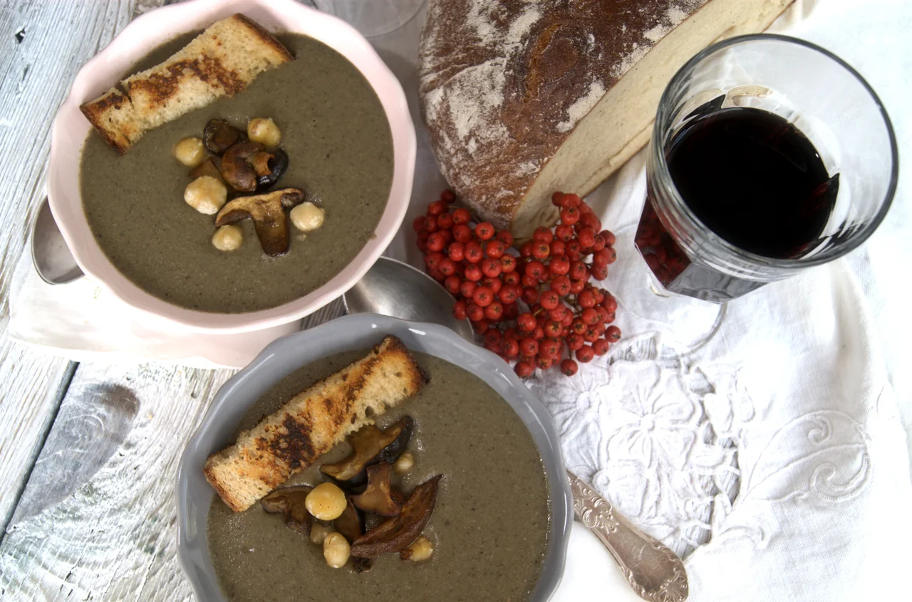 Wykwintna zupa grzybowa pełna niespodzianek, z orzechami laskowymi i chrustem ze Speck’a