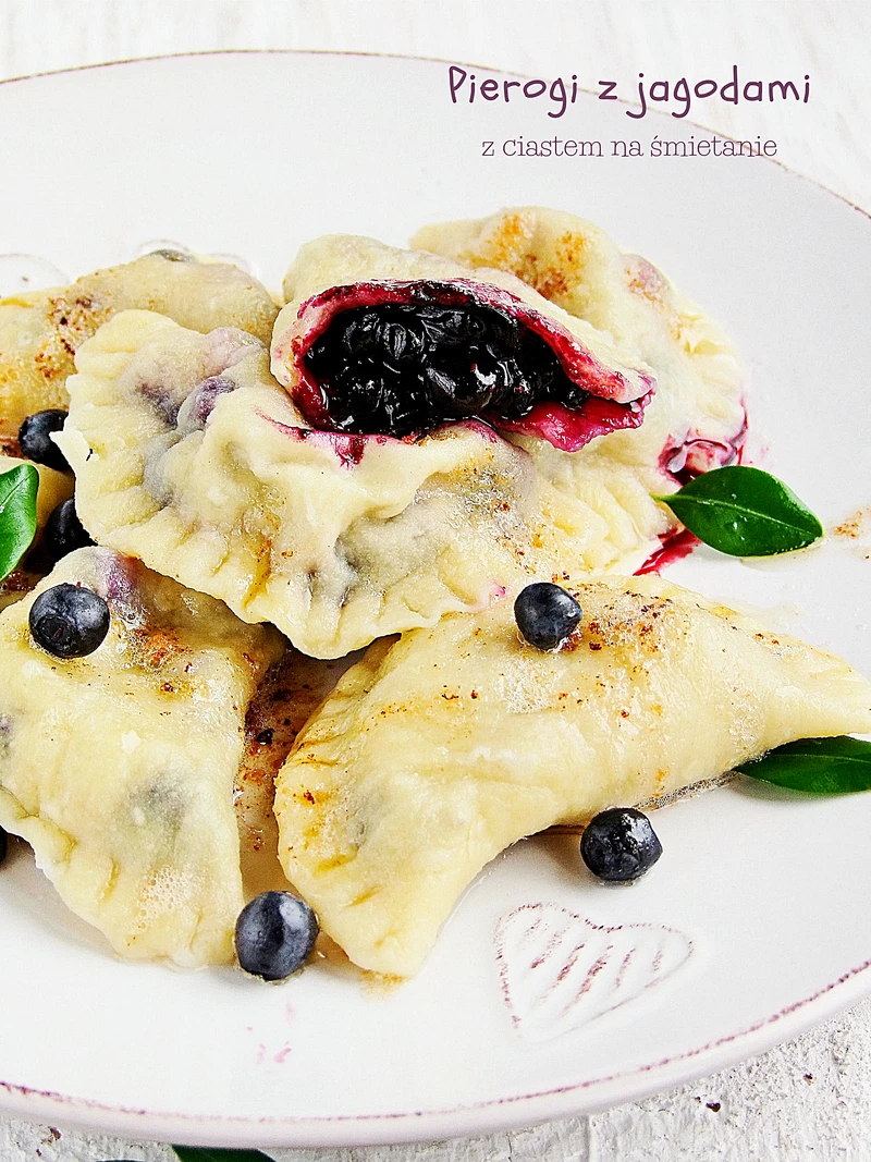 pierogi z jagodami z ciastem na śmietanie
