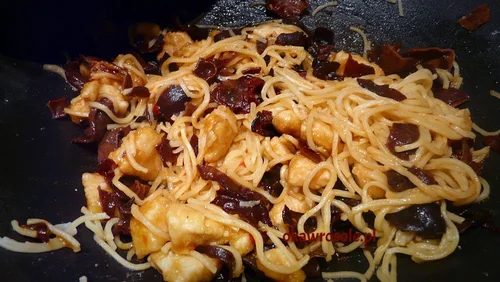 Noodle z kurczakiem i grzybkami mung