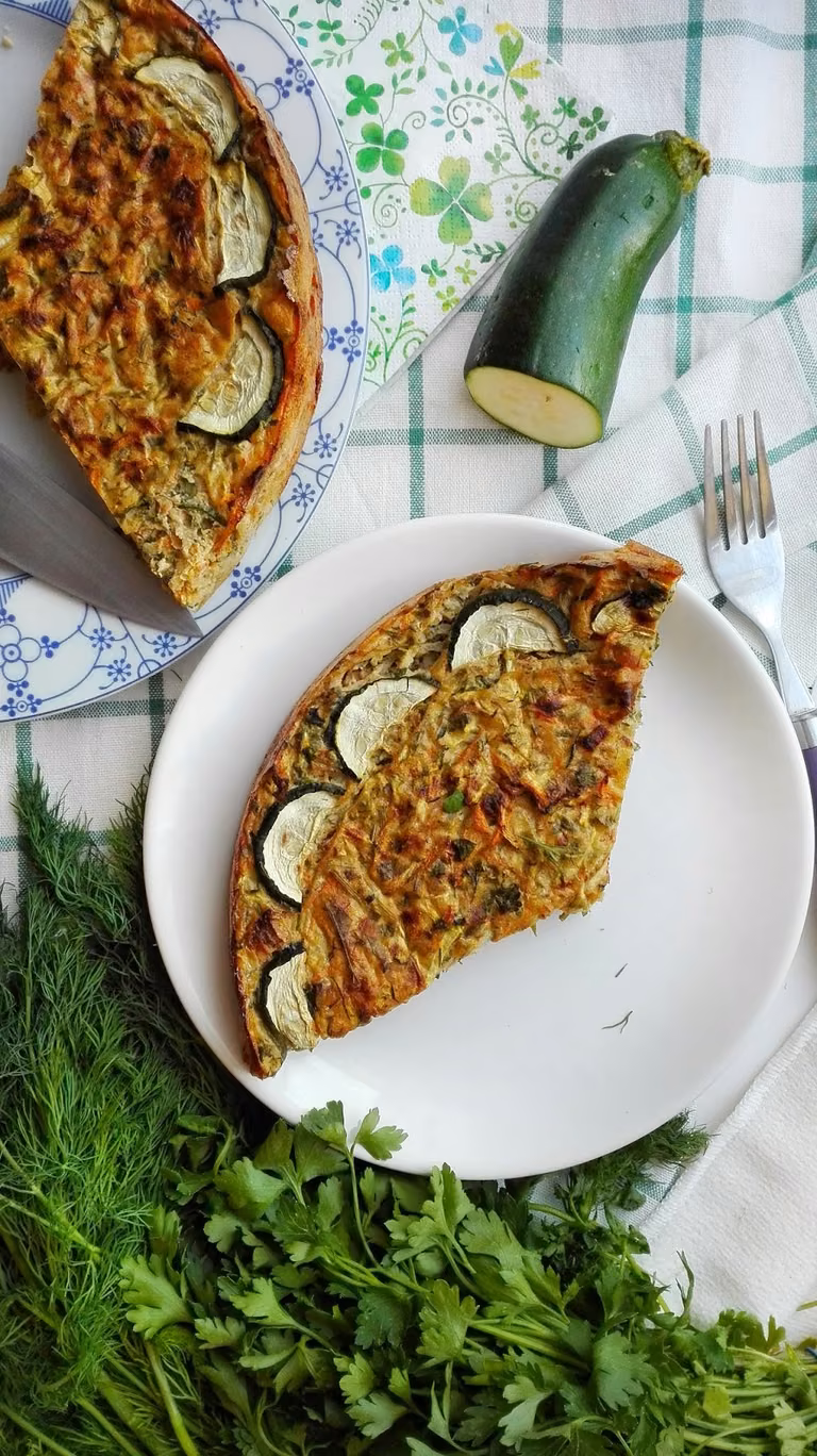 Frittata z cukinii, marchewki i suszonych pomidorów