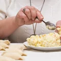Dodaj ten 1 składnik do farszu do pierogów ruskich. To nieźle podkręci ich smak