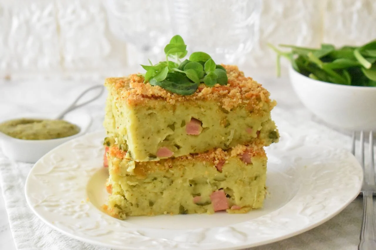 Babka ziemniaczana z bazyliowym pesto