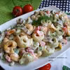 Sałatka z pierożkami tortellini, papryką i pieczarkami.