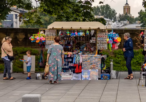 Nowy hit wakacyjnych straganów 2026! Dzieci oszalały na punkcie tej maskotki, a rodzice łapią się na portfele