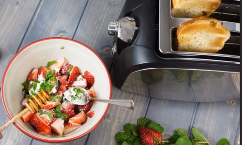 TRUSKAWKOWA BRUSCHETTA Z RICOTTĄ
