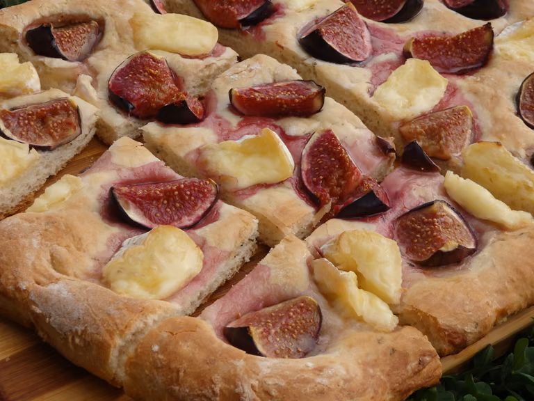 Focaccia z figami i camembertem