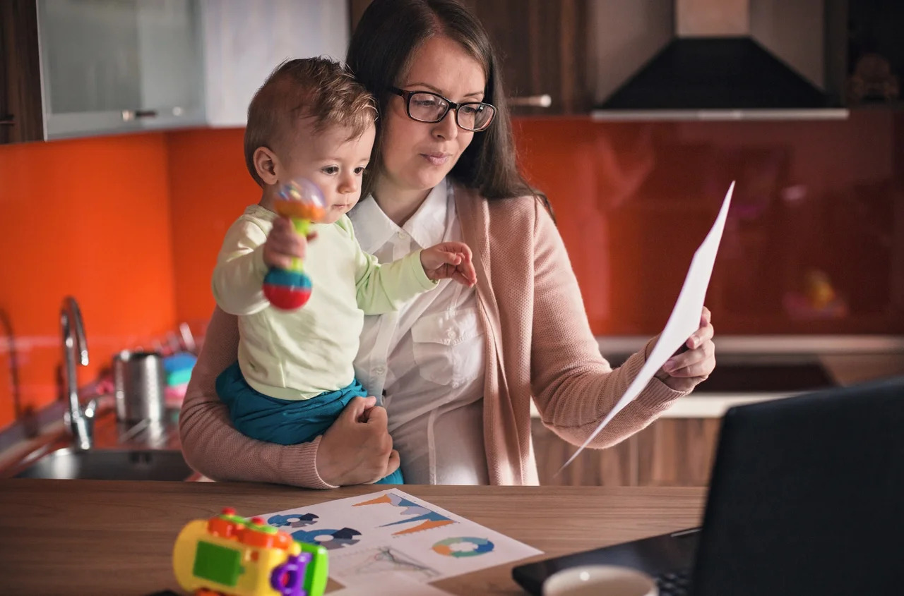 Matki muszą zwrócić zasiłki macierzyńskie sprzed lat! ZUS rozsyła zaskakujące decyzje i nalicza kolosalne odsetki