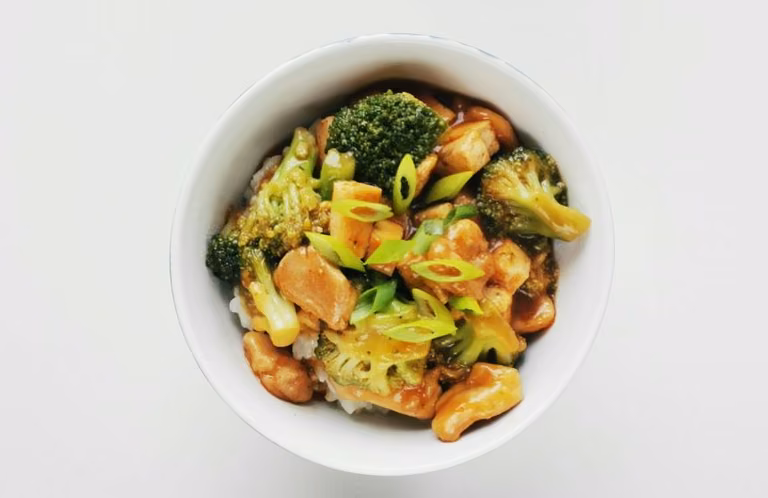 Stir-fry z kurczakiem, tofu i brokułami