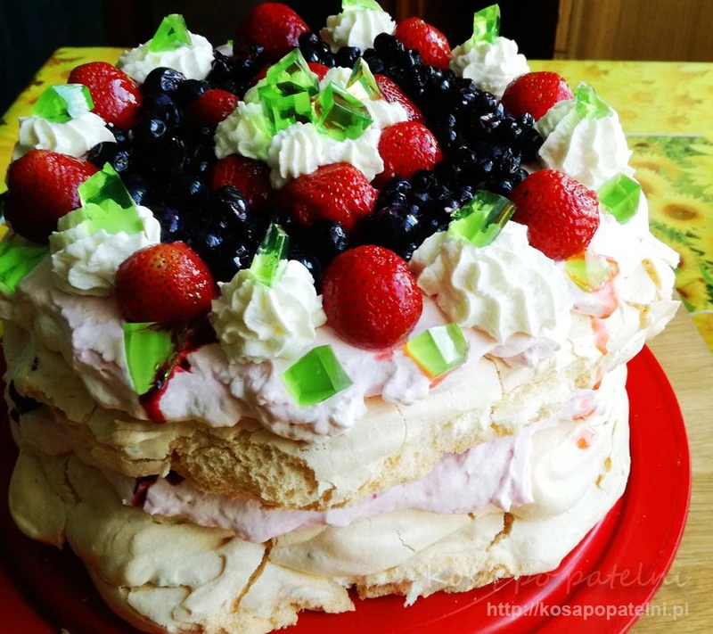 Truskawkowy tort bezowy
