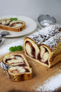 Drożdżowy zawijaniec z dżemem oraz waniliową kruszonką