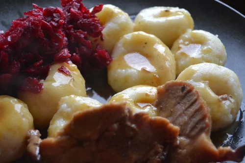 Kluski śląskie ze sztuką mięsa