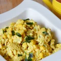 Sałatka ryżowa z curry i kurczakiem, czyli żółta sałatka!