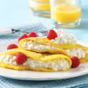 Omlet z serkiem wiejskim i malinami.