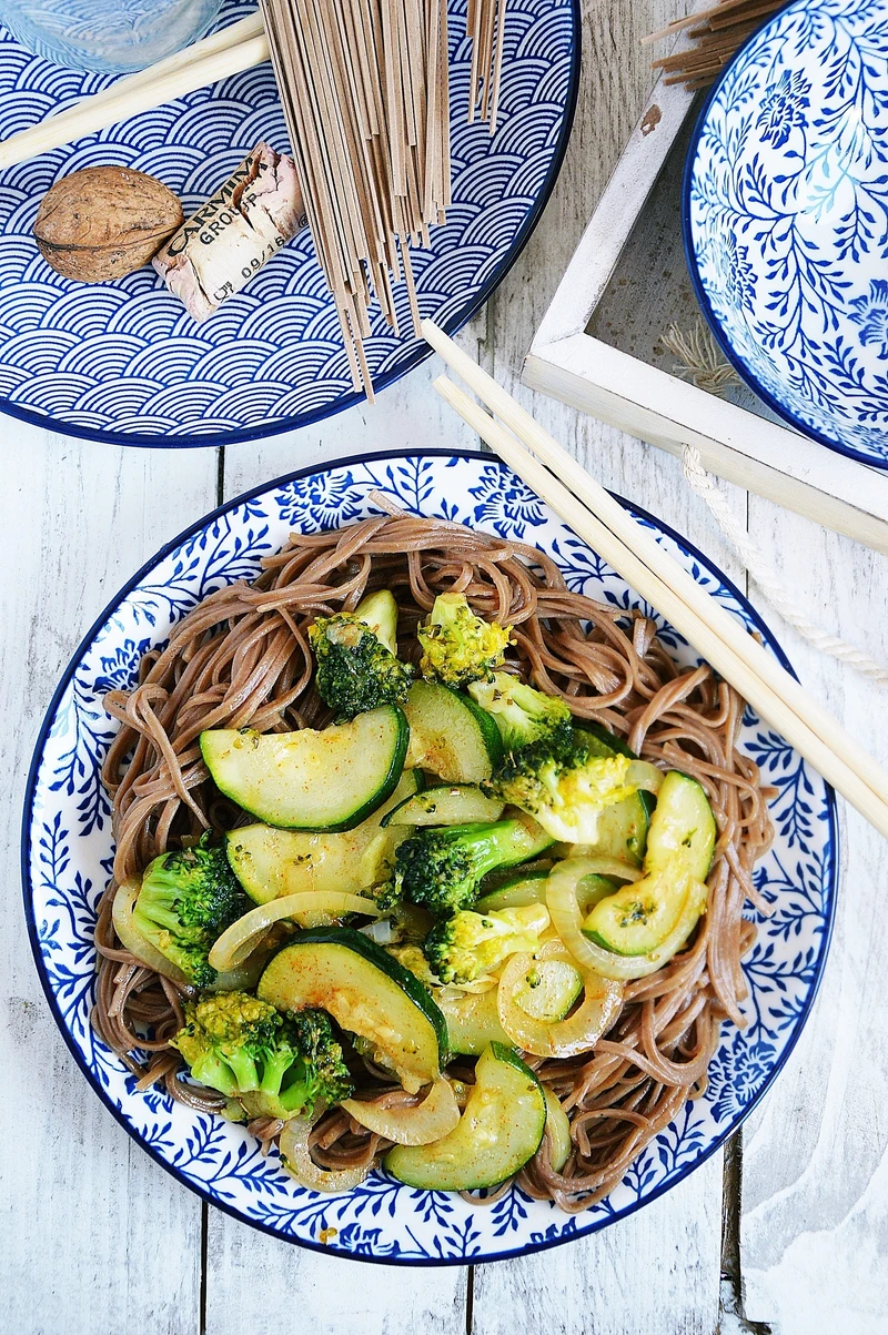 Makaron soba z cukinią i brokułami