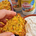 Warzywne placki pieczone z lekkim majonezowym sosem