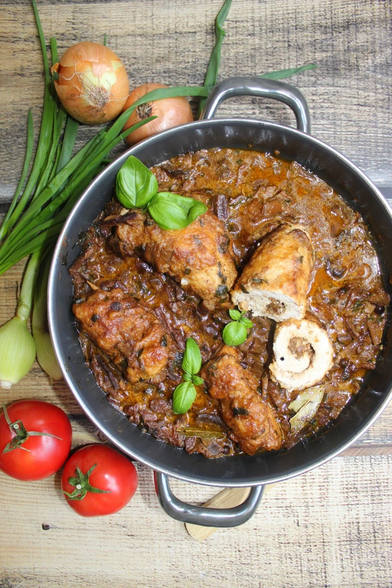 Nadziewane roladki ze schabu w borowikowym sosie