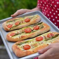 Pizza ze szparagami z sosem serowym