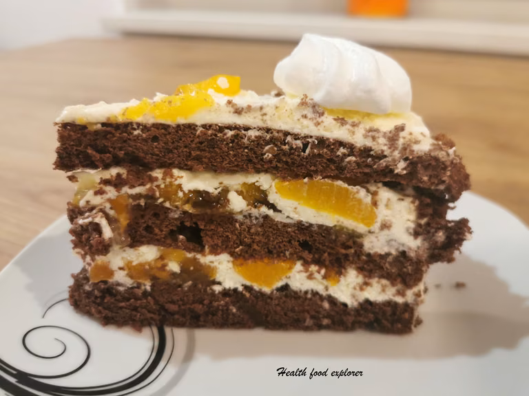 Tort czekoladowy z brzoskwiniami