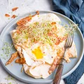 Śniadaniowa tortilla z chrzanowym serkiem, jajkiem, bekonem i kiełkami koniczyny