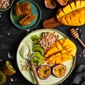 Smoothie bowl z herbatą matcha i egzotycznymi owocami