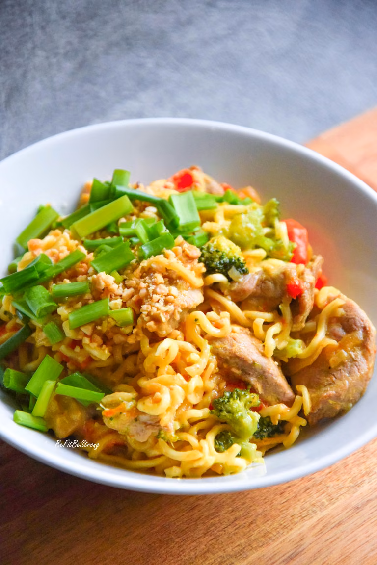 Makaron Mie z wieprzowiną i pastą curry FIT