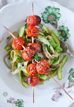 Makaron ze szparagami, grillowanymi pomidorkami,oliwą cytrynowo-tymiankową i orzechowym "parmezanem"