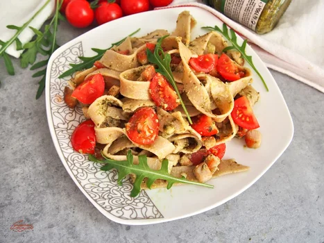 Szybki makaron z pesto i kurczakiem