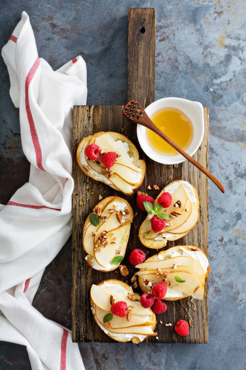 BRUSCHETTA Z OWOCAMI I KREMOWYM SERKIEM