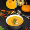 Kremowa zupa z dyni z curry, mleczkiem kokosowym i sokiem z pomarańczy
