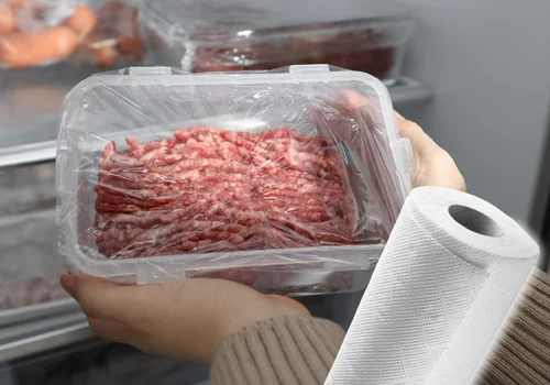 Mięso do pieczenia zawsze wyjmij z lodówki wcześniej! Oto dlaczego!