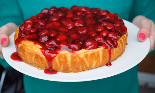 Sernik z białą czekoladą i sosem wiśniowym. Przepis krok po kroku.