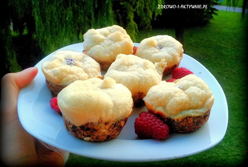 Babeczki na owsianym spodzie z niespodzianką