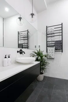 Biało- czarna łazienka