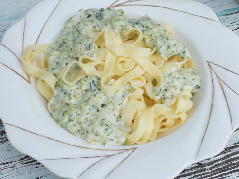 Tagliatelle z sosem serowo-brokułowym obiad w 15 minut