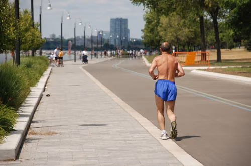 Mandat za chodzenie bez koszulki? Prawo może zaskoczyć!