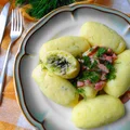 Kluski z młodą kapustą i pieczarkami.