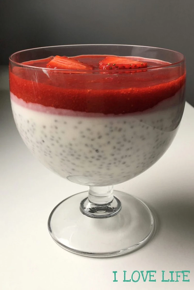 Pudding chia z musem truskawkowym