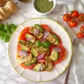 Pomidory z grillowanym tofu, awokado i pesto z bazylii