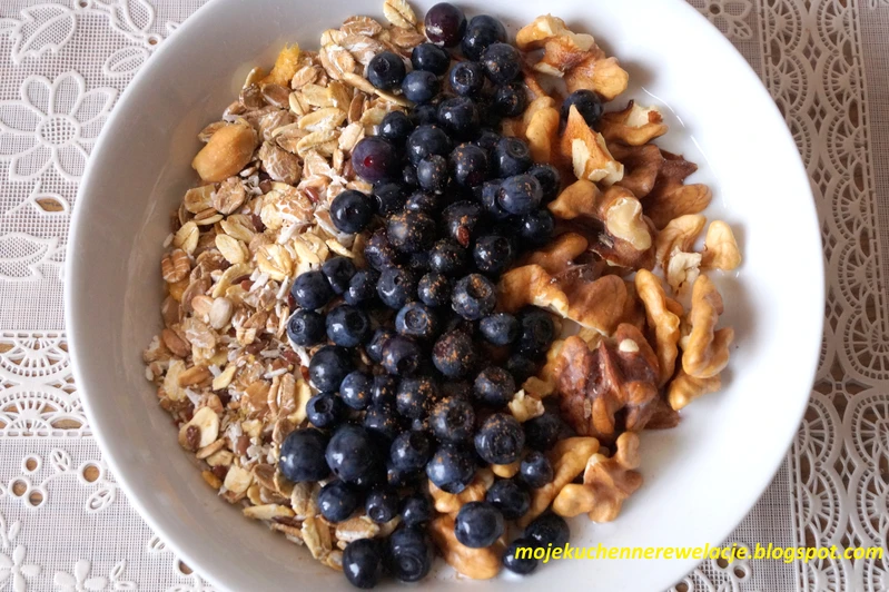 Owsianka z borówkami i orzechami - 355 kcal