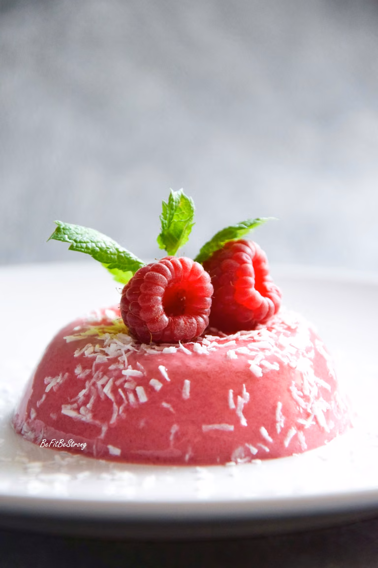 Wegańska malinowa panna cotta FIT