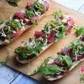 ZAPIEKANKI Z SALAMI I RUKOLĄ