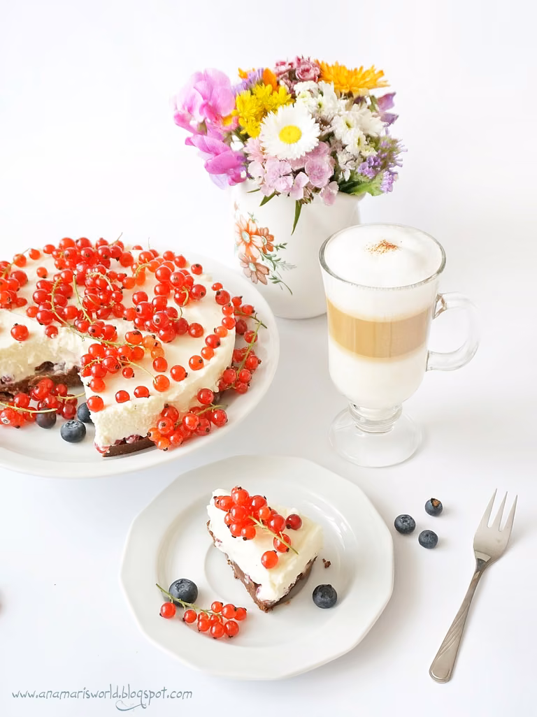 Prosty torcik z mascarpone, białą czekoladą i czerwonymi porzeczkami (bez pieczenia)
