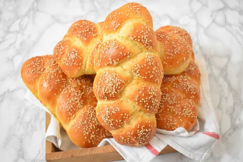 Bułeczki drożdżowe warkocze z sezamem
