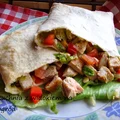 Tortilla z grillowanym kurczakiem i warzywami.