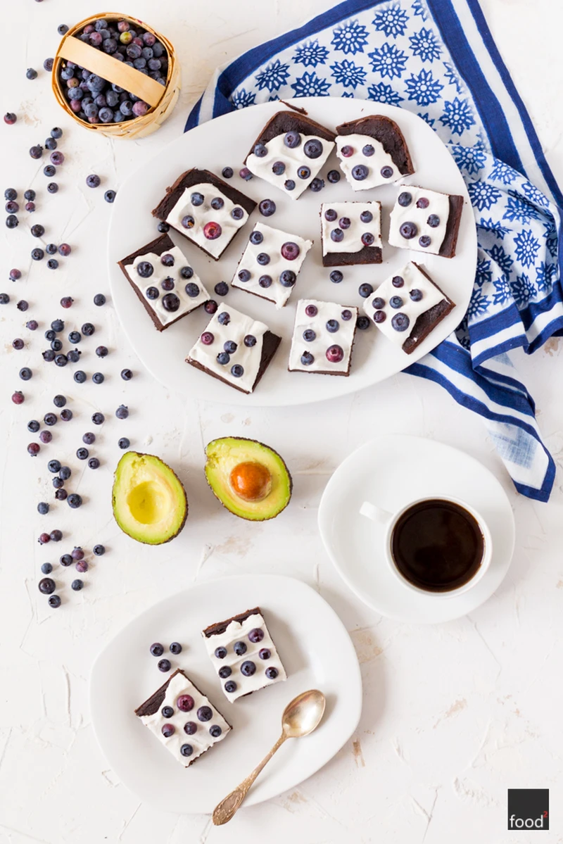 Brownie z awokado na mące migdałowej z bitą śmietaną z kokosa i borówkami