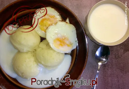 Kartofle w omaście z jajkiem sadzonym oraz kwaśnym mlekiem