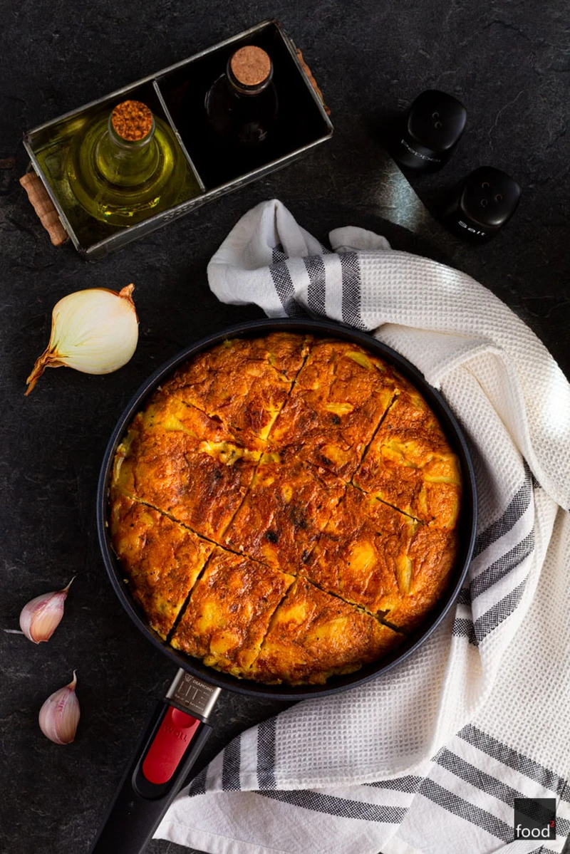 Tortilla de patatas - hiszpański omlet z ziemniakami