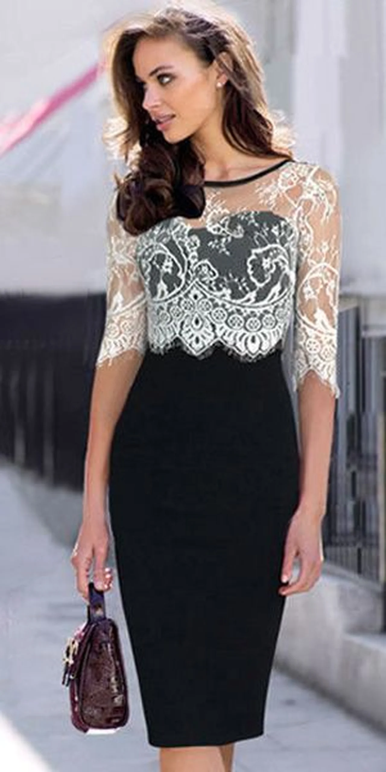 Czarna sukienka z białą koronką
